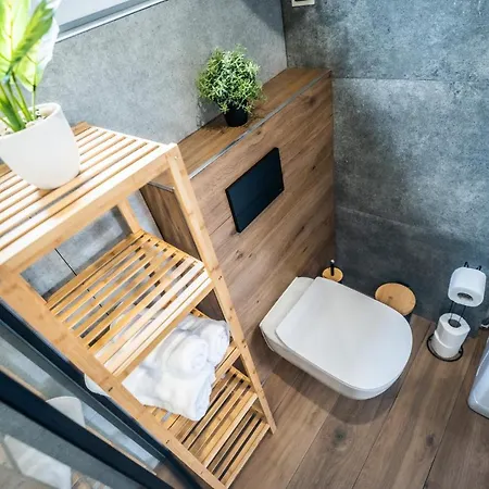 U Ani Z Podgrzewanym Basenem