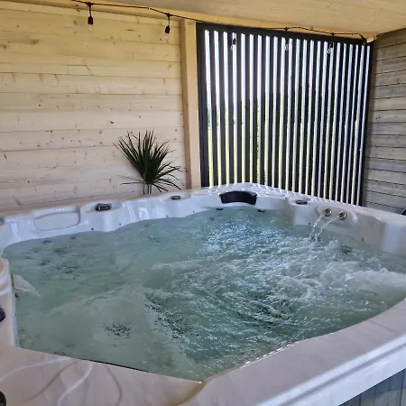 U Ani Z Podgrzewanym Basenem Ferienhaus *