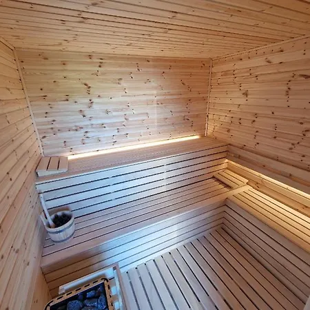 U Ani Z Podgrzewanym Basenem