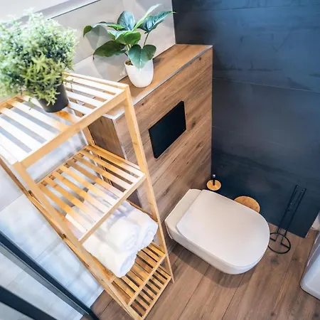 U Ani Z Podgrzewanym Basenem *