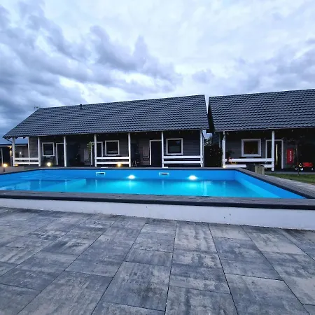 U Ani Z Podgrzewanym Basenem Ferienhaus *