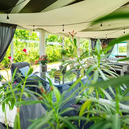 U Ani Z Podgrzewanym Basenem Ferienhaus *